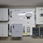 Väggmonterat system för solel och energilagring i ett hem